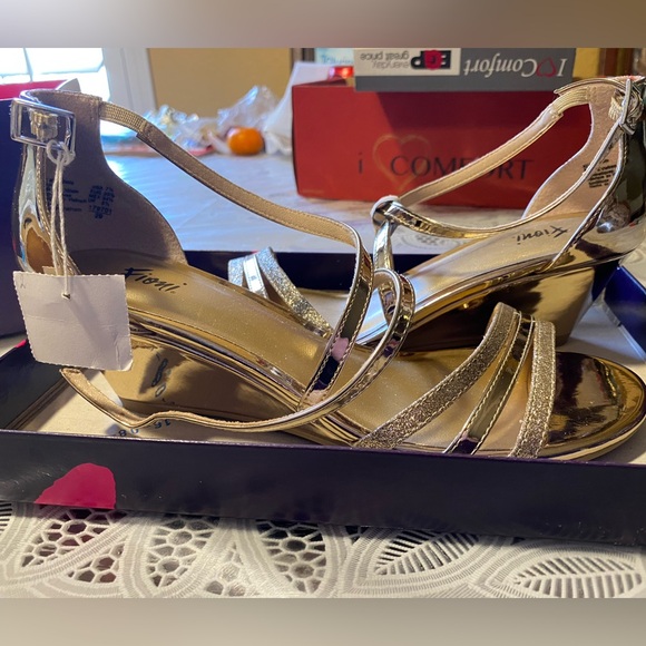 NWT Gold Wedges Sandals - Picture 2 of 4